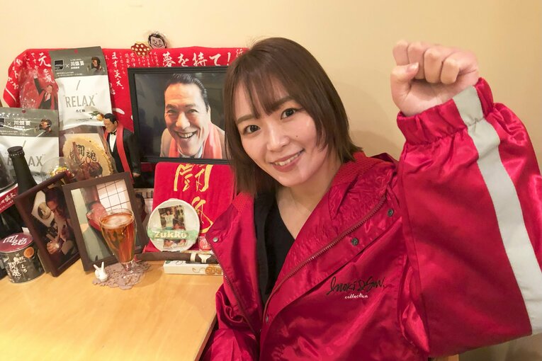 “猪木席”で控えめに「ダー」のポーズ。東京・初台のそば店「かわしま」で　©Essei Hara