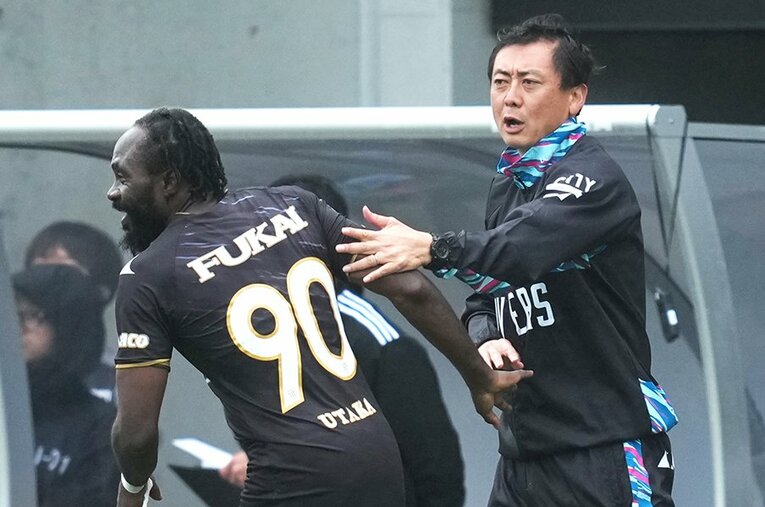 試合中、ウタカを激励する今矢監督 ／ photograph by Tsutomu Kishimoto