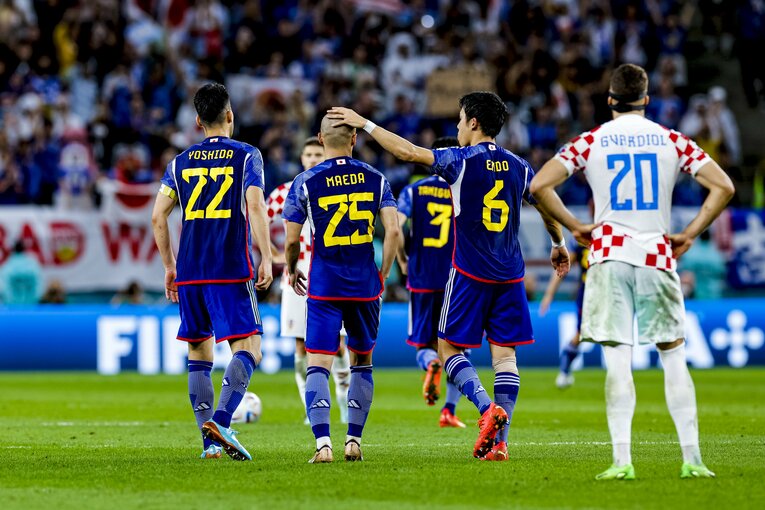 カタールW杯クロアチア戦、前田大然のゴールを祝福する遠藤航　©Kiichi Matsumoto/JMPA
