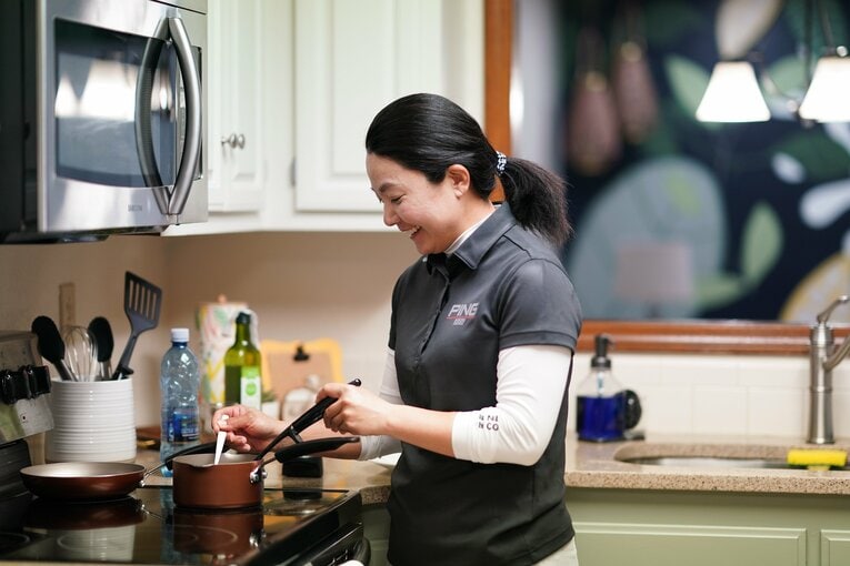 楽しそうにキッチンに立つ上原。1人だからこそ、気づけたことも多かった　©︎Shizuka Minami