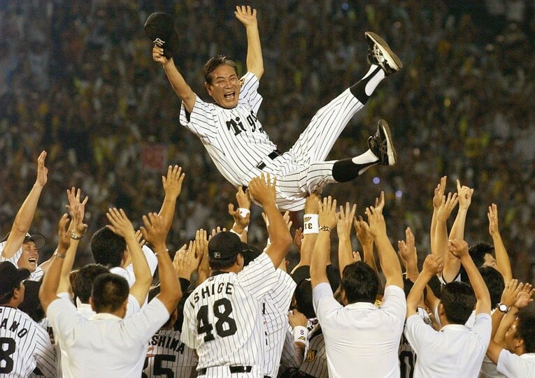 優勝決定時の胴上げ　©JIJI PRESS