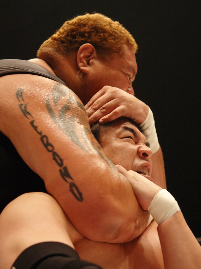 スリーパーホールドで三沢光晴を絞める曙　©Essei Hara