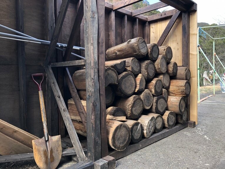 インターバル走で使う丸太（約10キロ）