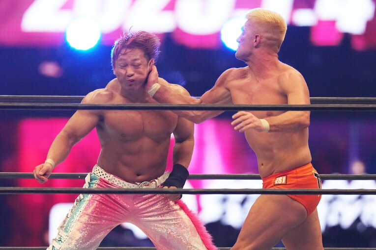 海野翔太に強烈な張り手を浴びせるザック・セイバーJr.　©Essei Hara