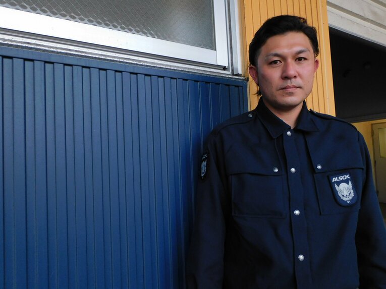 現在は「ALSOK秋田」で現金輸送の仕事に就く辻内さん　©︎Haruka Sato
