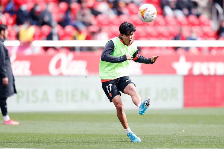 久保建英が“不可解判定”に怒った！ ラフプレーに抗議→イエローも…「バモス！クボ」とファンが信頼する理由〈撮影者の視点〉(5)