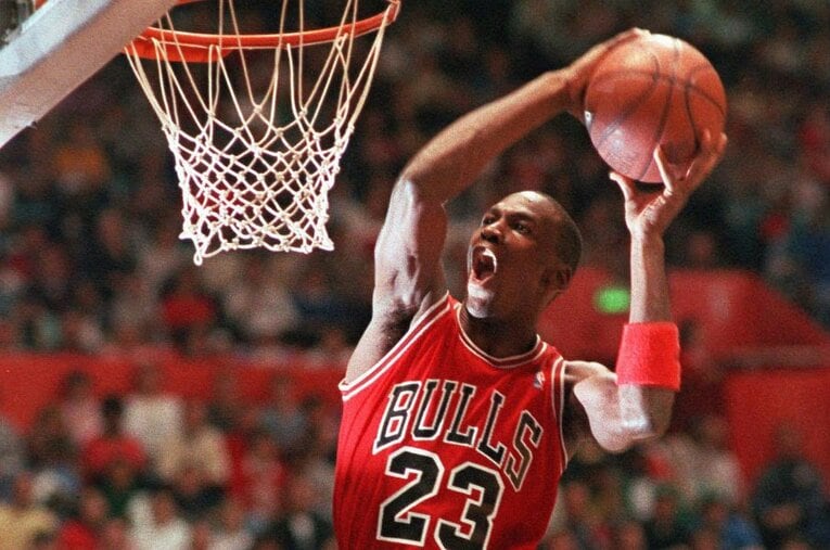 マイケル・ジョーダン。シカゴ・ブルズは90年代に2度のスリーピート（3連覇）を達成。日本でもNBAブームが起きた ／ photograph by AFLO