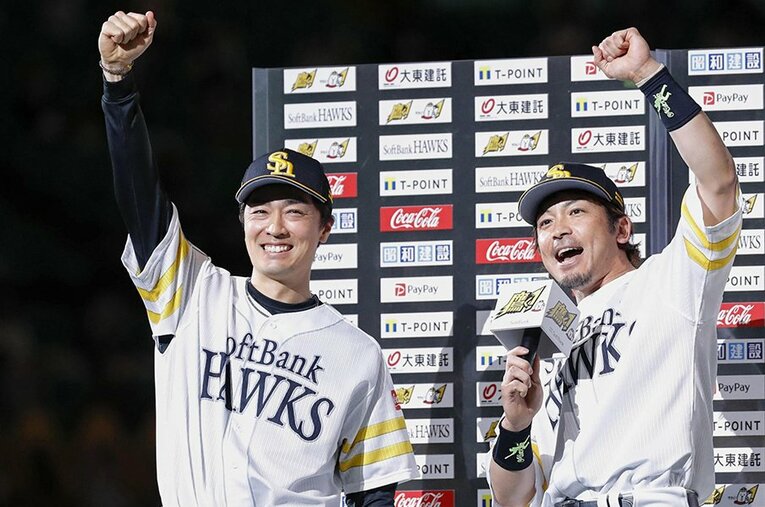 4月14日、オリックスに勝利しポーズをとるソフトバンクの和田（左）と松田 ／ photograph by KYODO