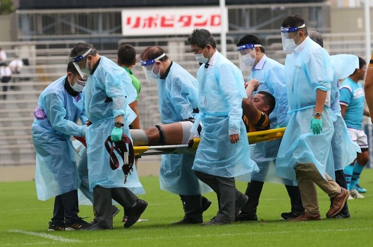 細心の注意を払って処置にあたるメディカルスタッフ　©︎YUTAKA/AFLO SPORT