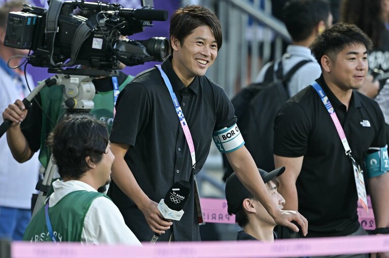 現地取材する内田篤人　©Takuya Kaneko/JMPA