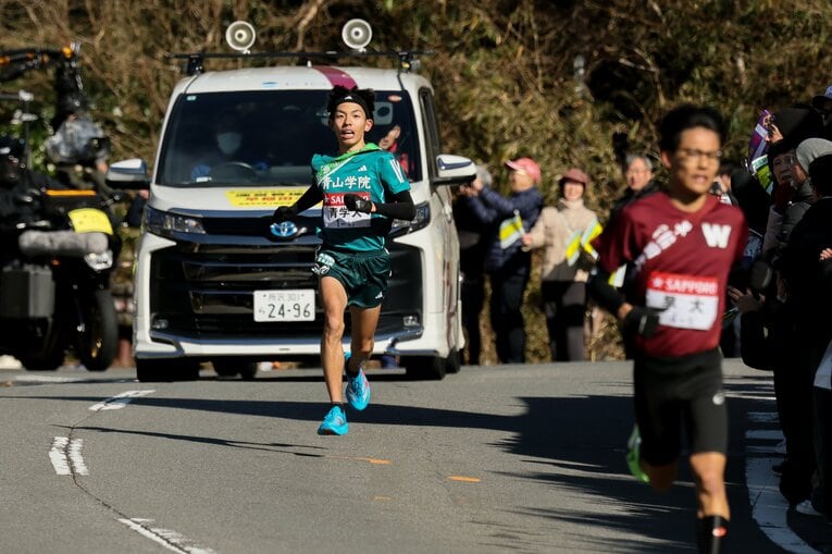 力を溜めた黒田が一気に工藤に迫る　©JMPA