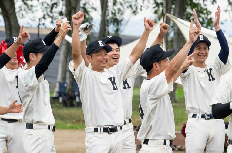 この日の試合で、斎藤から特大本塁打を放った駒大苫小牧チームの2番・遊撃手、三木悠也（中央） ©Masaki Fujioka