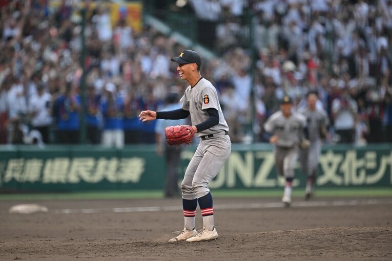 決勝では5回からリリーフし、仙台育英を0点に抑えた小宅雅己　©Hideki Sugiyama