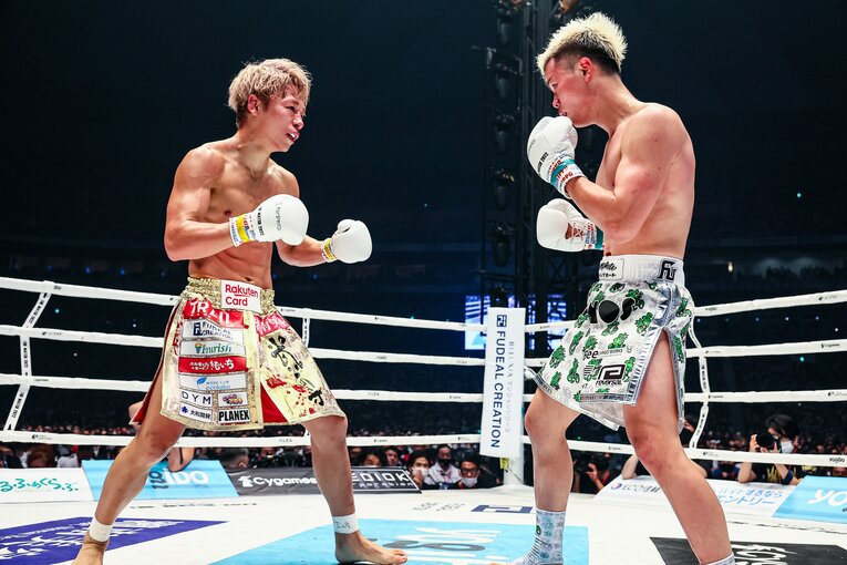 リングで向かい合う武尊と那須川天心　©THE MATCH 2022/Susumu Nagao