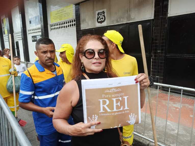 地元紙のペレ特集の表紙を掲げる女性ファン。「Rei」(King) ©Hiroaki Sawada