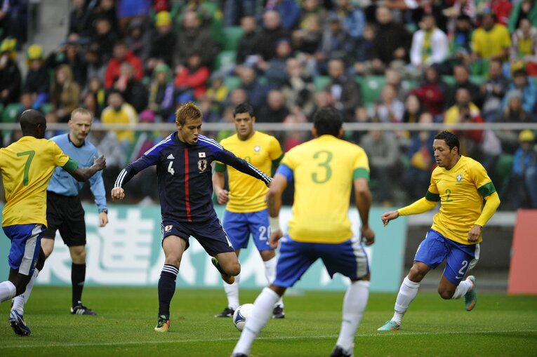 1トップとして先発した本田は、日本劣勢の中で必死でボールをキープ　©︎Takuya Sugiyama