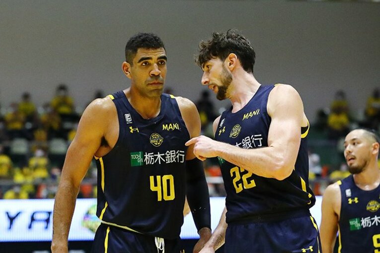 ジョシュ・スコット（左）　(C)B.LEAGUE