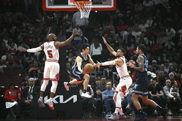 昨季のプレシーズンゲーム、シカゴ・ブルズ戦で躍動する河村勇輝（2024年10月）©︎Quinn Harris/Getty Images