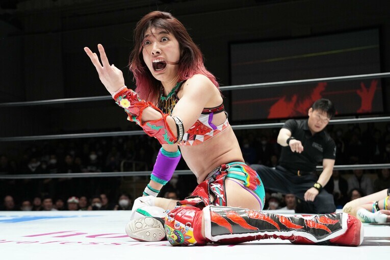 アピールする向後桃　©Essei Hara