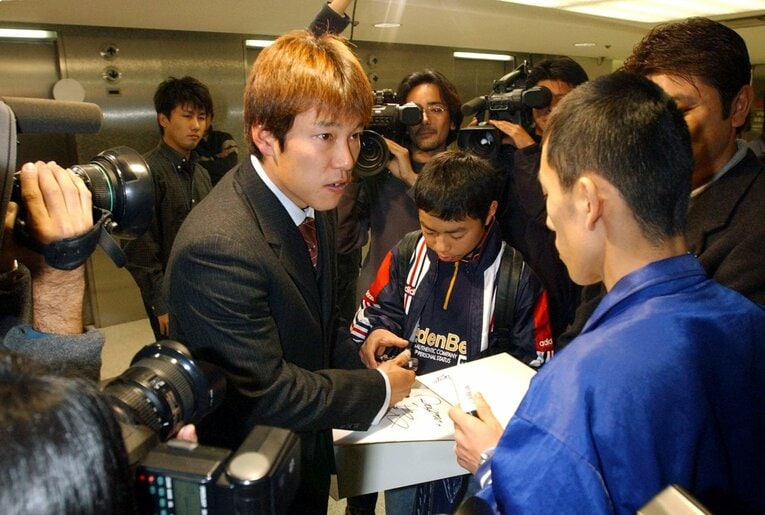 「１番・遊撃」に定着した2002年オフの契約更改。狙っていた１億円にわずか届かず9400万円でサインも「やっぱりお金より愛」との名言を残した　©︎SANKEI SHIMBUN