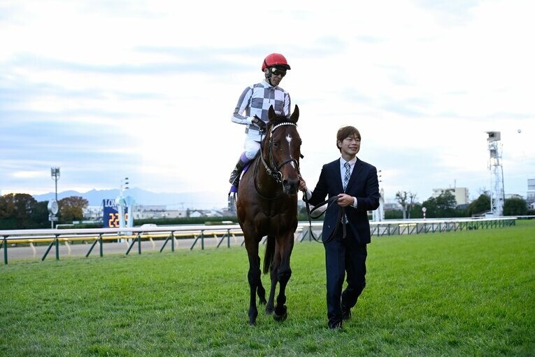 ウイニングランを終えて引きあげるドウデュースと武豊　©Keiji Ishikawa
