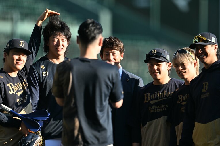 昨季まで投手コーチを務め、兄貴分と慕う能見篤史氏と記念撮影するオリックスの投手陣。山本（左端）が抜ける来季以降、山﨑颯や宮城、山岡、宇田川らが大黒柱の期待を背負う　©︎Naoya Sanuki