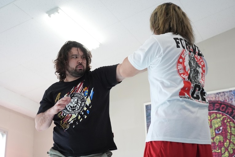 棚橋弘至とスパーリングするウルフアロン　©Essei Hara