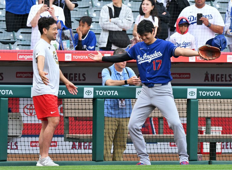 花巻東高校の後輩・大谷翔平とリラックスした表情で話し込む菊池　©JIJI PRESS