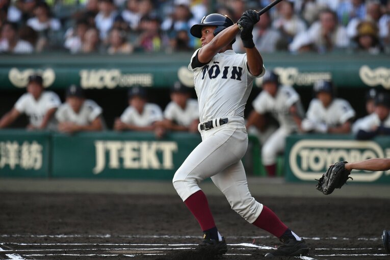 17年夏の甲子園・仙台育英戦は2番レフトで出場。先制点につながる二塁打を放っている　©︎Hideki Sugiyama
