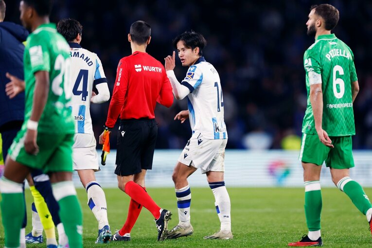 終盤にかけて審判のジャッジへの不信感が徐々に高まっていった　©Daisuke Nakashima