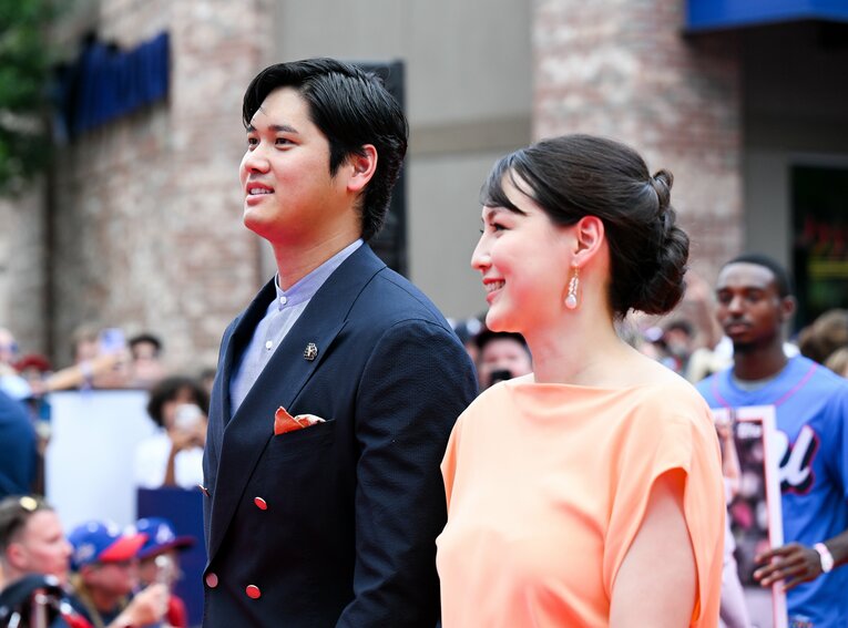 【“テレビに映らない”翔平＆真美子さんの球宴レッドカーペット／全10枚超】仲良しの2人…手つなぎ、見つめあい姿など写真はまだまだ続きます　©Getty Images