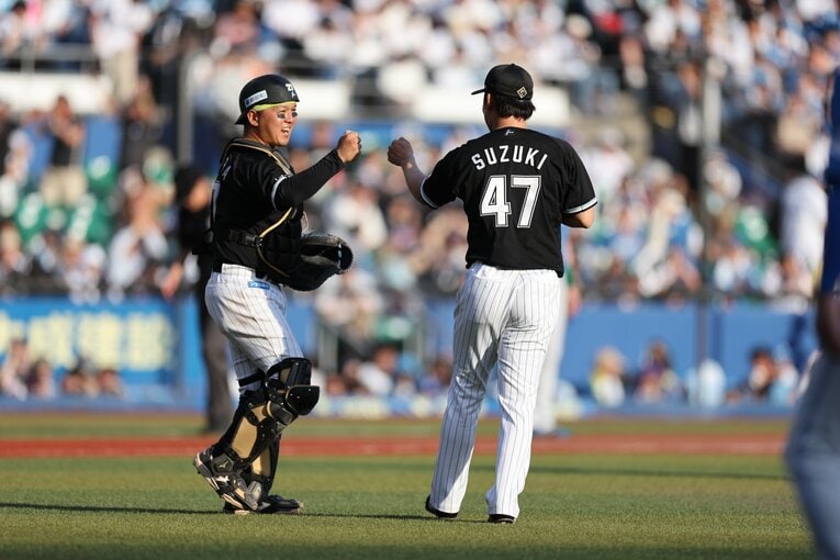 今年30歳になった田村（左）。その背中で若い選手たちを引っ張る　©︎Chiba Lotte Marines
