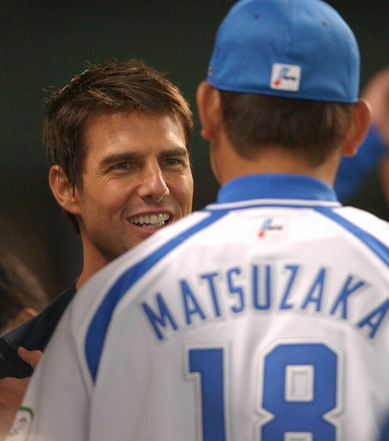 2004年10月、始球式で登場したトム・クルーズとの2ショット　©JIJI PRESS