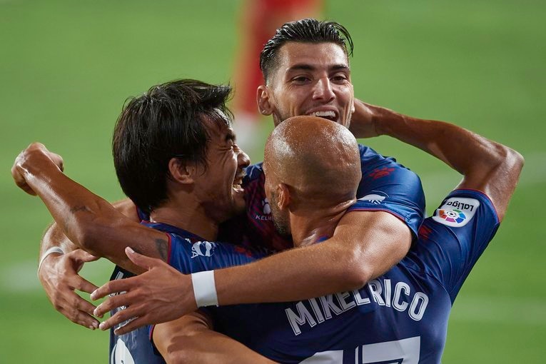 岡崎と喜ぶラファ・ミル©Getty Images