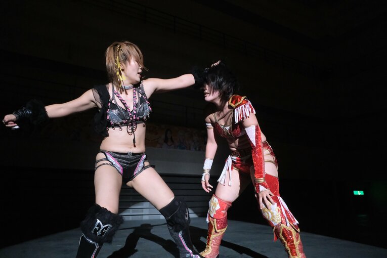 場外乱闘に発展し…【スワイプすると続きの写真もご覧になれます】©Norihiro Hashimoto