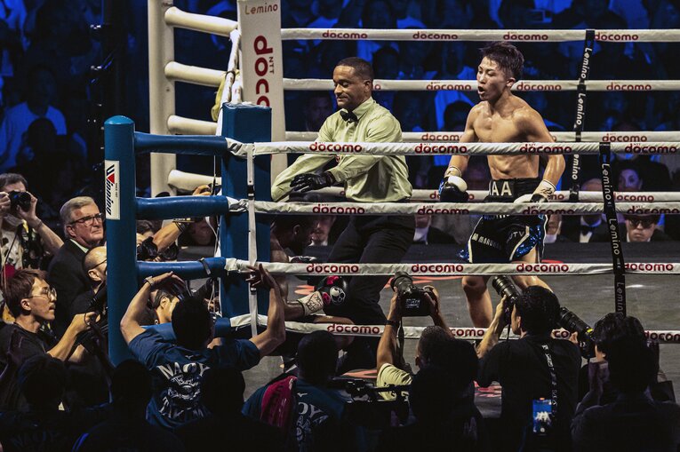 フルトンが崩れ落ち、レフェリーが試合をストップした（5枚目／全5枚）　©Takuya Sugiyama