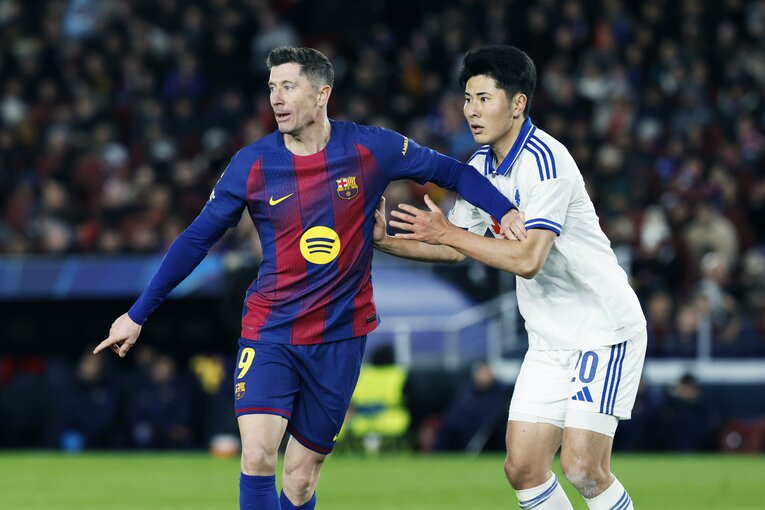 日本代表22歳DFがCLバルサ戦で「ボランチなの!?」「レバンドフスキに頭1つ飛び出て空中戦勝利」超ポリバレントな鈴木淳之介にカメラマン驚き(8)