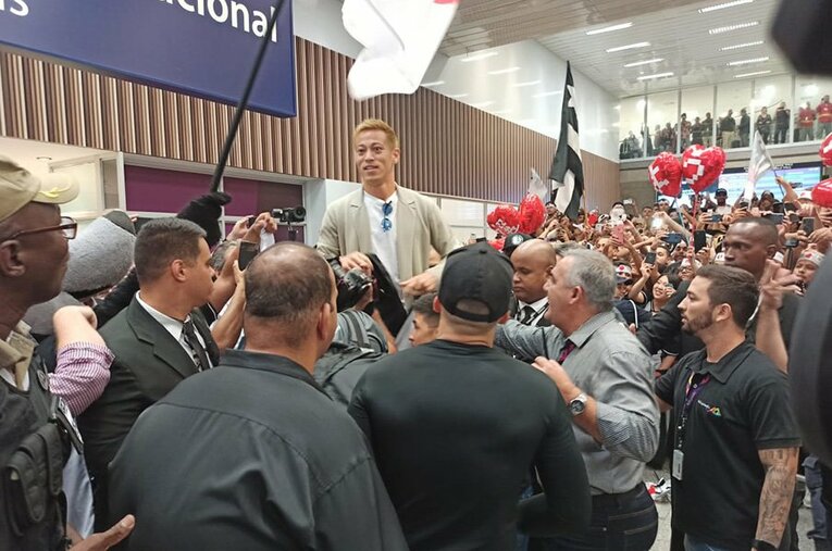 本田圭佑を迎え入れる多くのボタフォゴファン。空港到着時からすでに大盛り上がりだった。 ／ photograph by Hiroaki Sawada