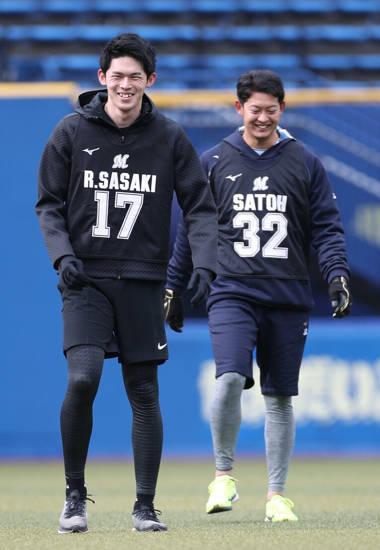 2020年１月、新人合同自主トレで練習の合間に笑顔を見せる佐々木朗希（左）と佐藤都志也　©︎JIJI PRESS