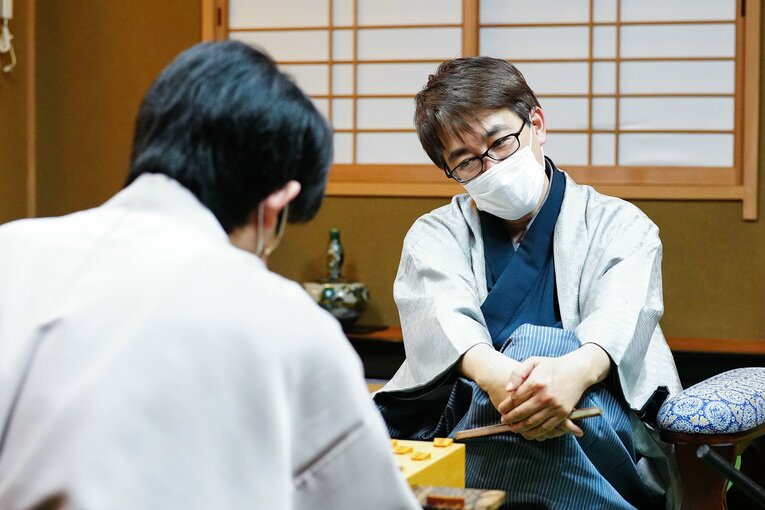 王将戦第2局の感想戦（代表撮影） ©JIJI PRESS