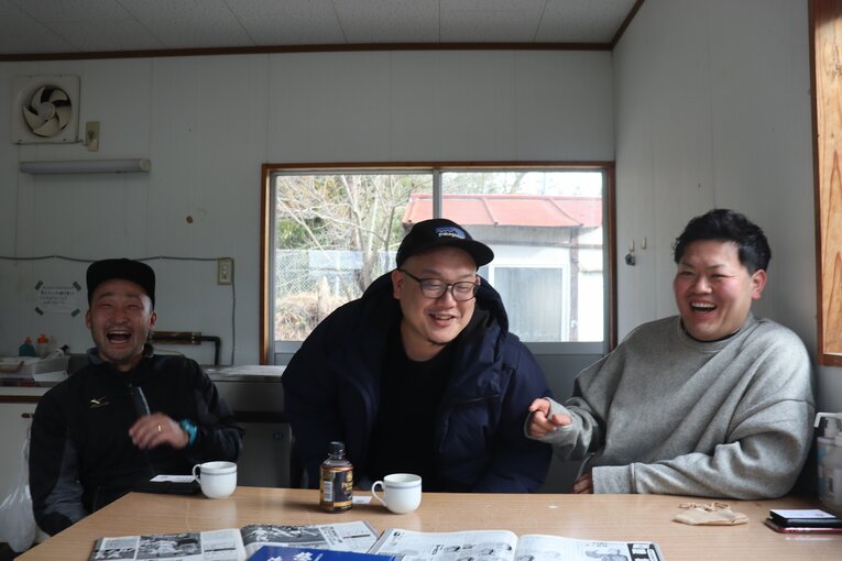 2003年センバツ出場した隠岐高OBの（左から）平田稔さん、藤野真一郎さん、岩水潤さん　©Yuki Kashimoto