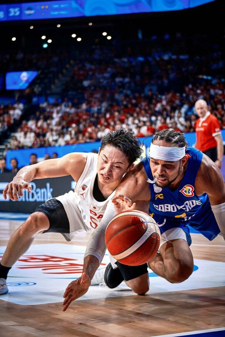 前線からのディフェンスでも活躍したPGの河村　©FIBA