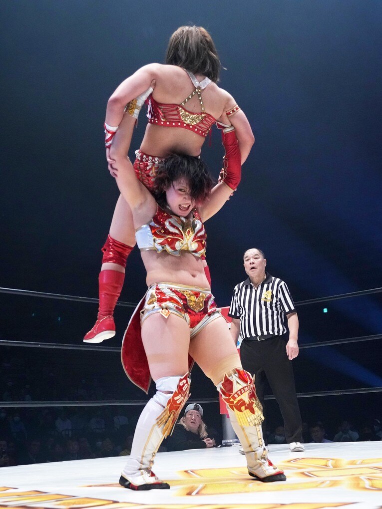 ハイジャックバックブリーカーの体勢に入る林下詩美　©Essei Hara