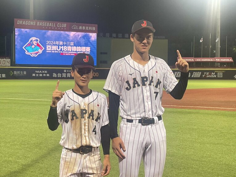 198cmの藤田琉生（東海大相模）と並ぶと、その身長差は一目瞭然　©Fumi Sawai