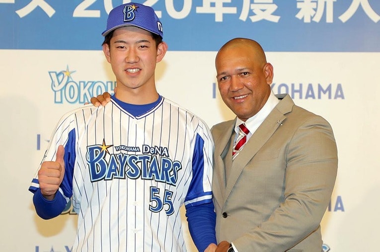 2019年ドラフト会議でDeNAからドラフト5位指名を受けた田部隼人。右は当時監督のアレックス・ラミレス ／ photograph by Sankei Shimbun