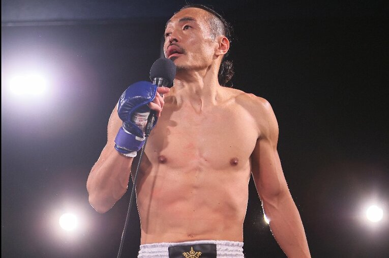 39歳で年収約1000万円の仕事を捨て、年俸120円のJリーガーになった安彦考真（44歳）。2年前に引退した彼はなんと格闘家に転向 ／ photograph by RISE