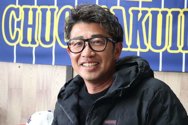 中央学院高野球部を率いる相馬幸樹監督。多様な「部内部活」の設立や髪型の自由化、恋愛の推奨など独自の指導を行っている ／ photograph by Yu Takagi
