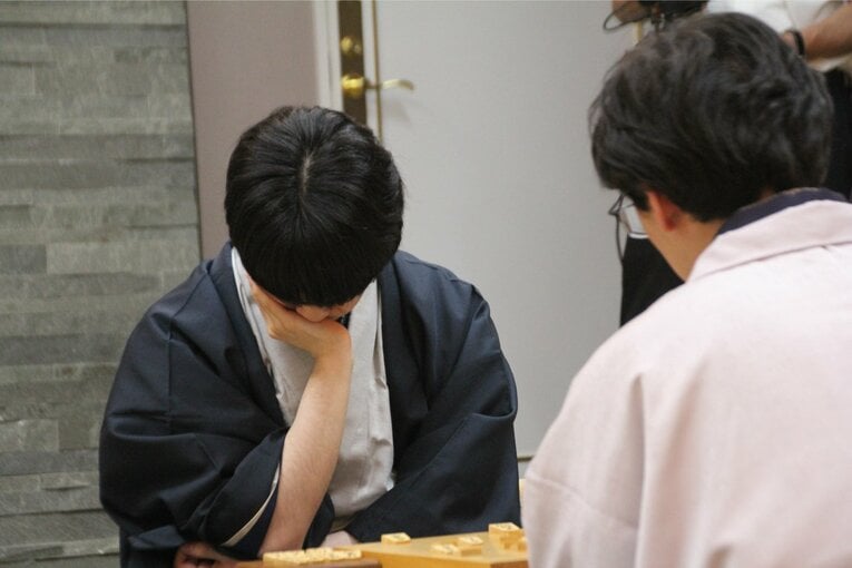 カド番に立たされた藤井八冠。悔しさと、気品ある振る舞い（全14枚中の13枚目）©NumberWeb