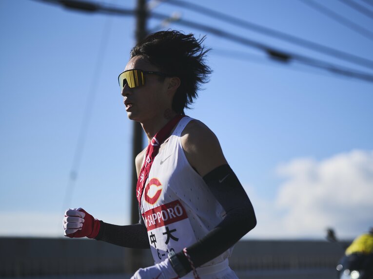 田井野のサングラスを身に着け、走った7区の千守　©Yuki Suenaga