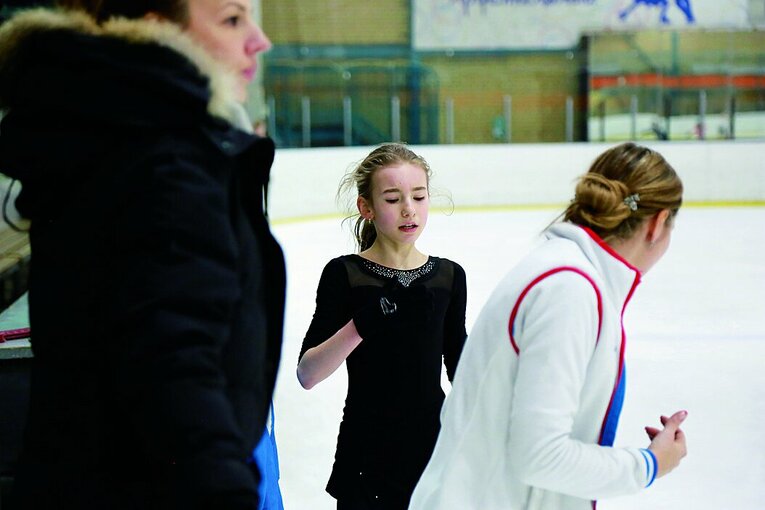 厳しい指導に涙をこらえ練習するジュニア選手　©Olga Skorupskaya